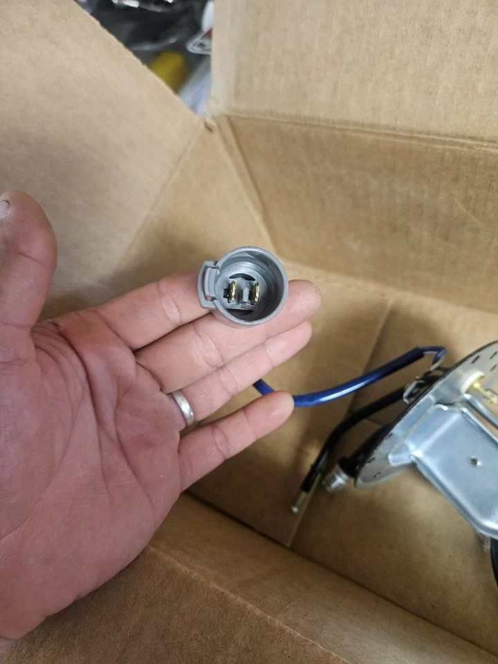 Soporte de suspensión de bomba de combustible genuino OEM Toyota 23206-35121 camioneta 1989-1991 Foto 3 de 4