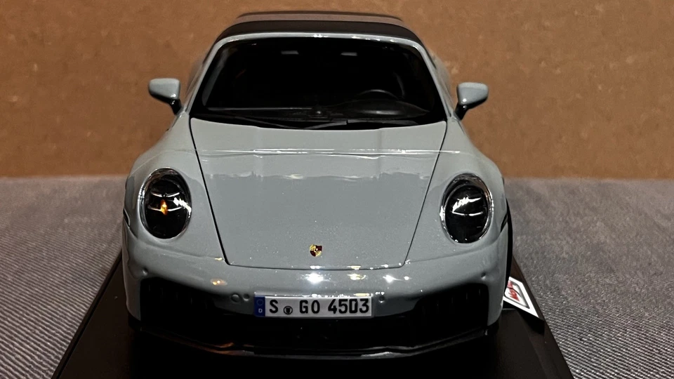 Maisto 1:18 DieCast Special Edition Porsche 911 Targa 4 GTS (992.2) Amazing Grey - Image 3 of 4