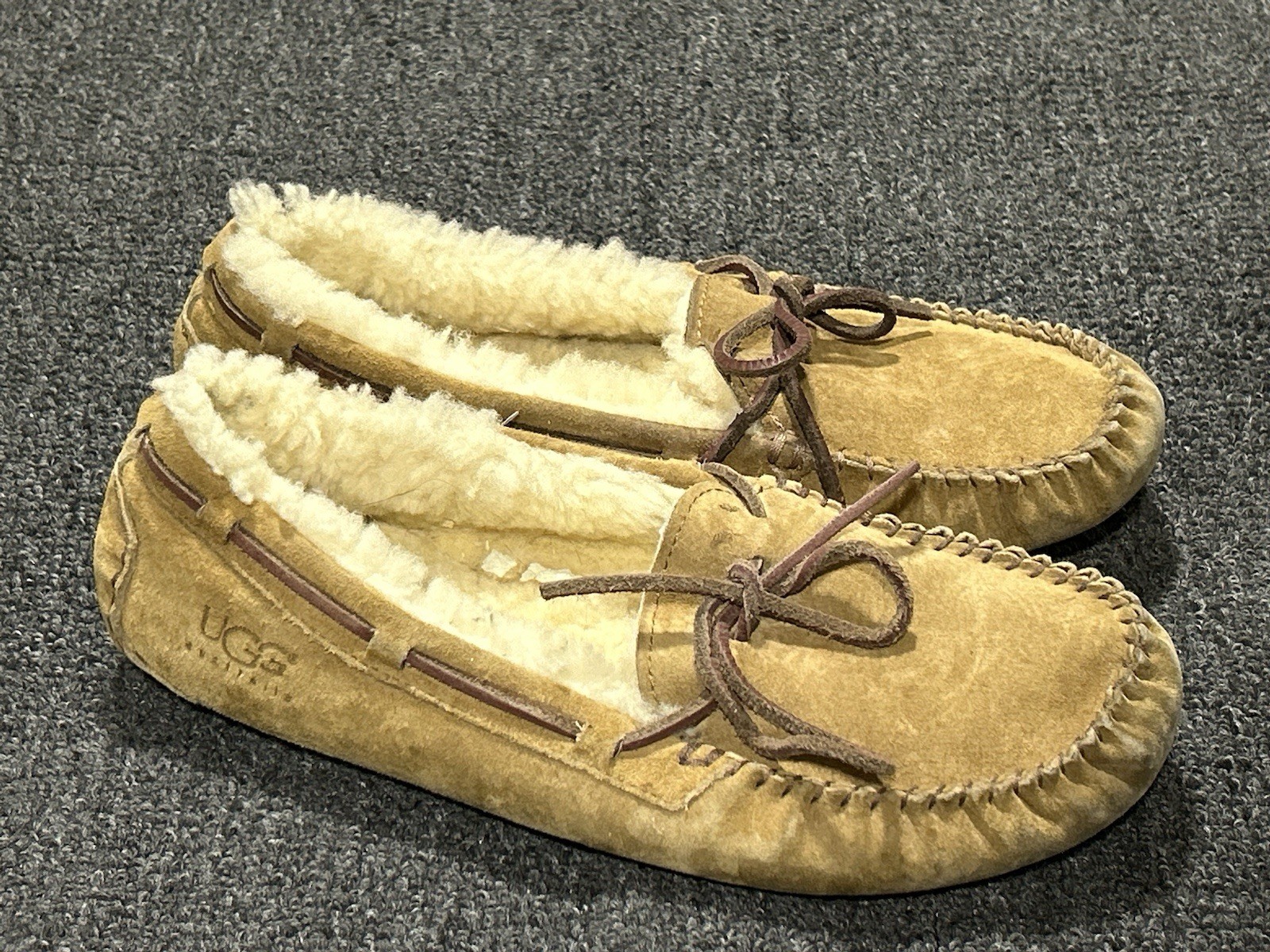 UGG Dakota Slippers Women's 10 House Shoes Tan 5612 Moccasin Loafers Sherpa Wool-image