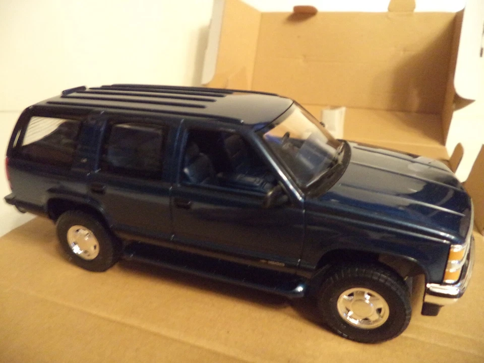 AMT ERTL 1996 Chevrolet Tahoe Promo Dealer SUV Blue Plastic Model NEW IN BOX - Image 3 of 4