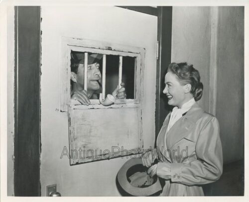 Robert Taylor behind jail door w Audrey Totter High Wall set fun candid photo - Picture 1 of 1
