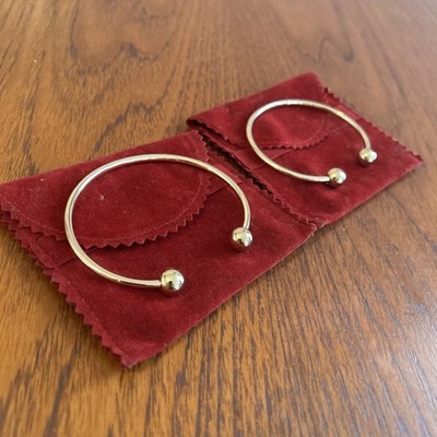 Paar goldfarbene Torc Armreifen - offene Manschette Kugel Design - Samt Beutel x2