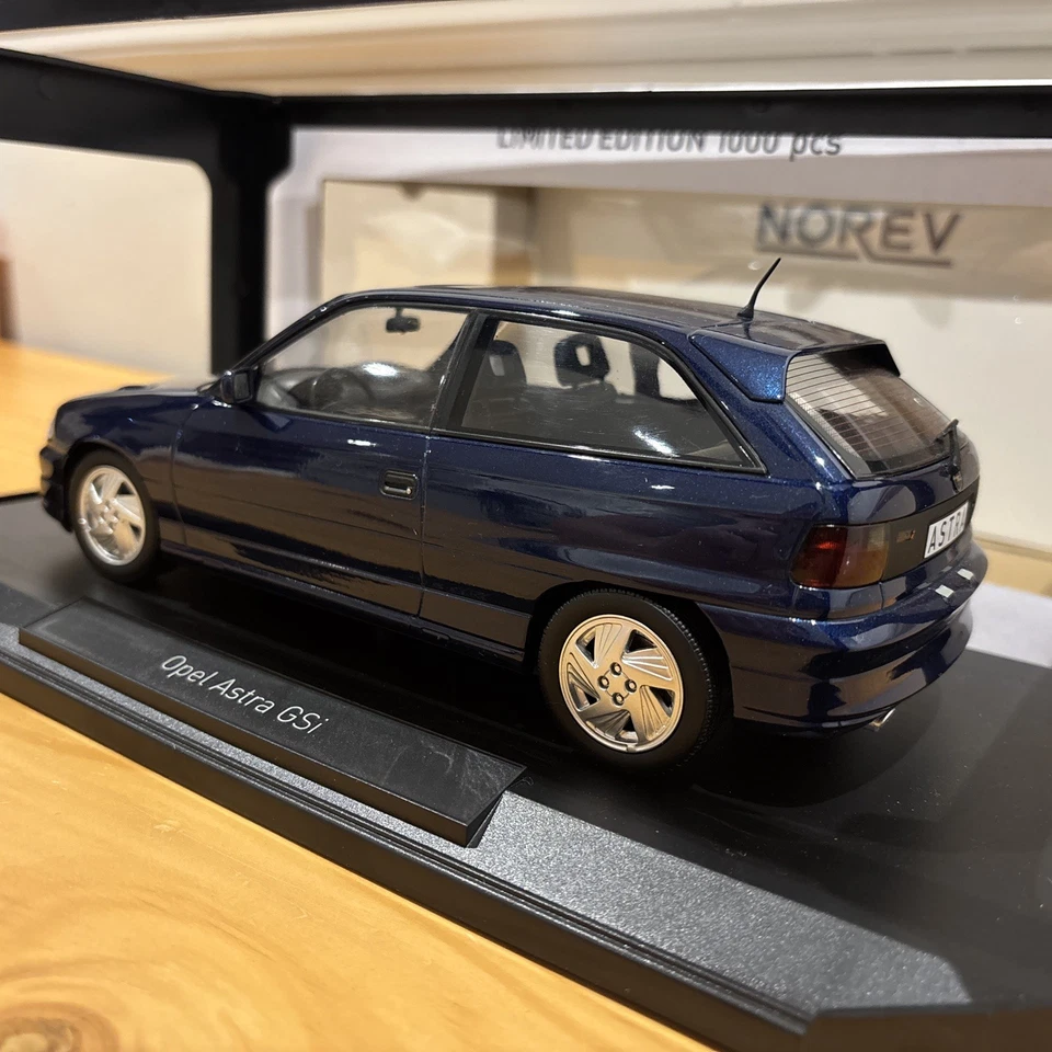 1:18 Norev 1992 Vauxhall Opel Astra GSi Blue Metallic 183670 - Image 2 of 4