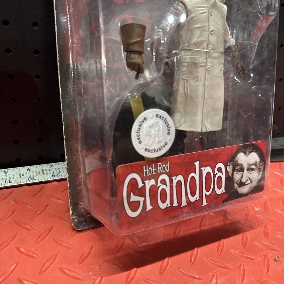 Figura de acción The Munsters Hot Rod Grandpa exclusiva de Toys R Us Foto 4 de 4