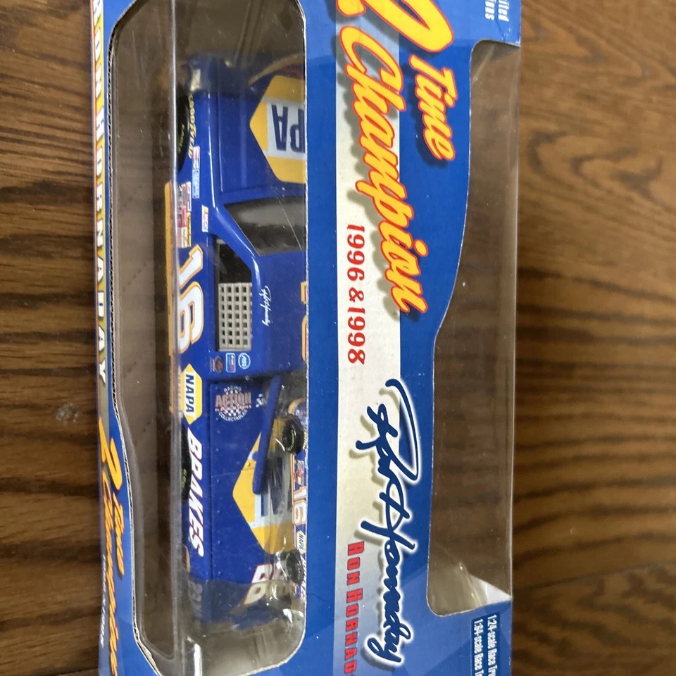 Camión fundido a presión de acción 1/24 Ron Hornady 96 y 98 Champion Nascar 2 veces campeón Foto 3 de 3