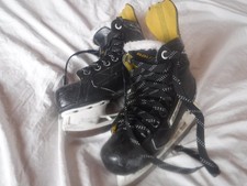 Bauer Youth Boys black Ice hockey skates Size 1 1/2 Pre Owned