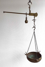 Hängewaage mit Schale und Stierköpfen, Balkenwaage, Stabwaage, dekorativ