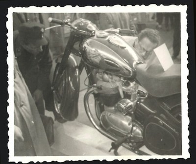 Fotografie Motorrad Jawa OHC 500 Typ 15, Mann fummelt am Motor herum 