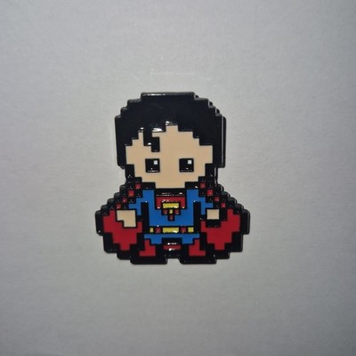 Emaille Metall Pin Anstecker Zubehör DC Comics Superheld Superman Pixel Figur 