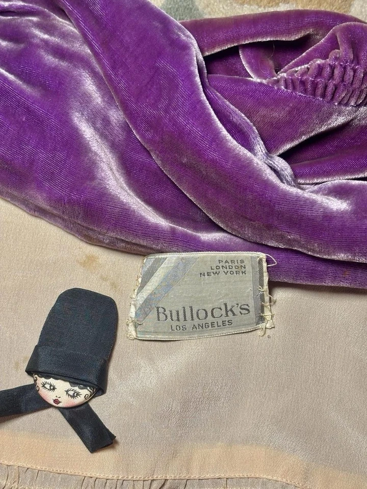 Vintage 1920s/30s Plum Silk Velvet Cape with Bows, Size S-L - Image 3 of 4