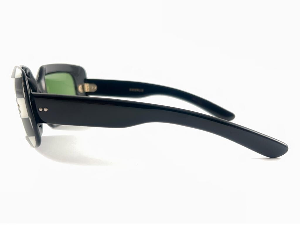 MINT VINTAGE RECTANGULAR "CHECKED" GREEN LENSES 1… - image 4