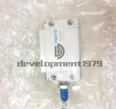 Ein Festo DZF-25-25-A-P-A Zylinder