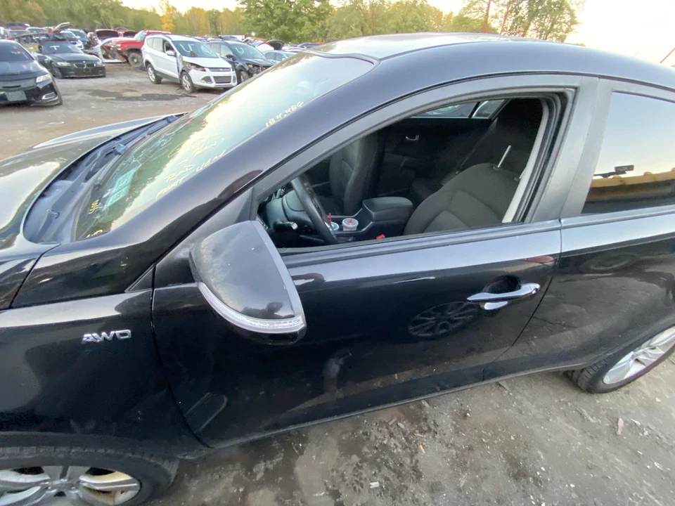 Used Front Left Door Assembly Front fits: 2013 Kia Sportage w/o solar Front Left Foto 2 de 4