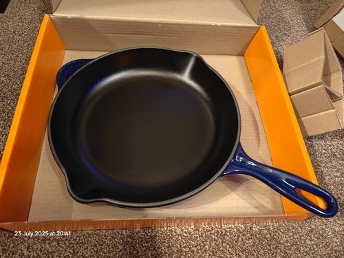 Le Creuset Cast Iron Round Skillet / 26CM / INDIGO Blue Rare Colour – New In Box - Picture 8 of 16