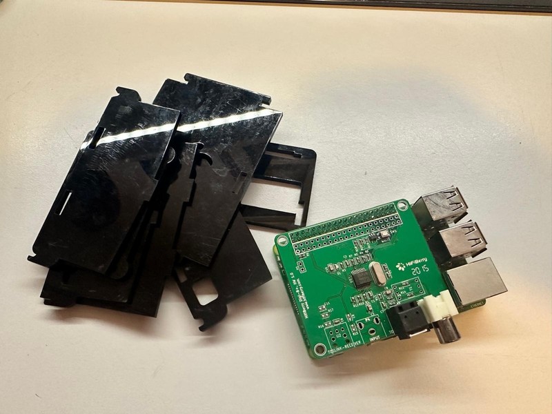 Raspberry Pi 3 Model B + HiFiBerry Digi + S/PDIF + Box Streamer