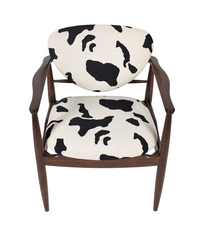 Sillón moderno vintage restaurado de mediados de siglo con estampado de vaca Foto 3 de 4