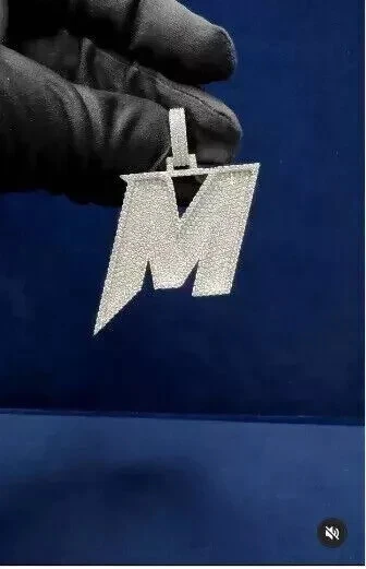 Colgante redondo de moissanita real de 2,5 quilates con inicial M para hombre enchapado en oro blanco de 14 quilates plateado Foto 2 de 3