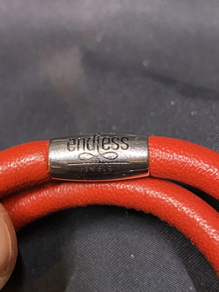 PULSERA ENVOLVENTE DE CUERO ROJO JOYERÍA INFINITA CON 2 DIJES 1 ES PLATA DE LEY 925 Foto 2 de 4