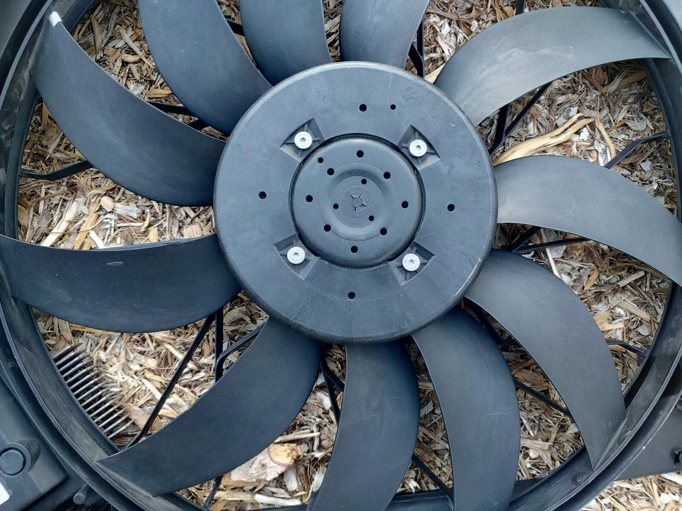 Ventilador de refrigeración del radiador del motor Mercedes W211 E63 AMG 2007-2009 A2205000293 Foto 3 de 4