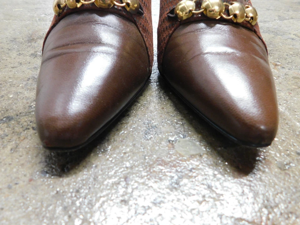 Mocassim Versani couro marrom camurça padrão salto social corrente dourada acento tamanho 9 - Imagem 4 de 4