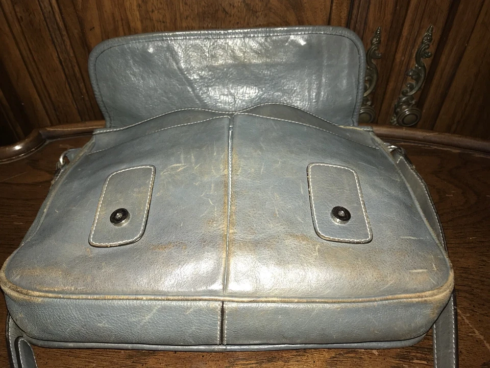 Bolsa tiracolo de couro azul Adrianne Vittadini - Imagem 4 de 4