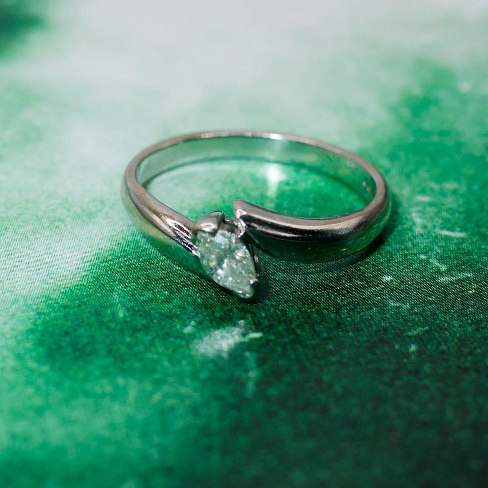 18ct Ring - Marquise Solitiare - 0.25 carat - White Gold - Size K½ - 2.7 Grams - Image 3 of 4