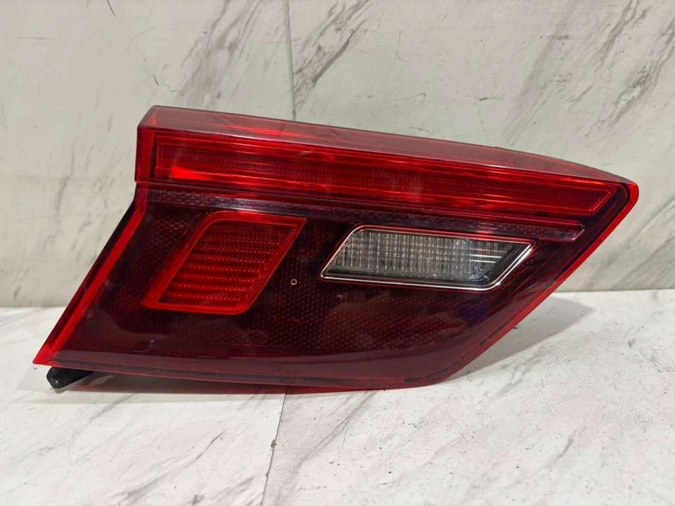 2018 2024 VOLKSWAGEN TIGUAN ВНУТРЕННИЙ ЗАДНИЙ ФОНАРЬ ОТ ОРИГИНАЛЬНОГО ПРОИЗВОДИТЕЛЯ ЛЕВЫЙ СВЕТОДИОДНЫЙ СО СТОРОНЫ ВОДИТЕЛЯ 5NN945093 - Изображение 2 из 4