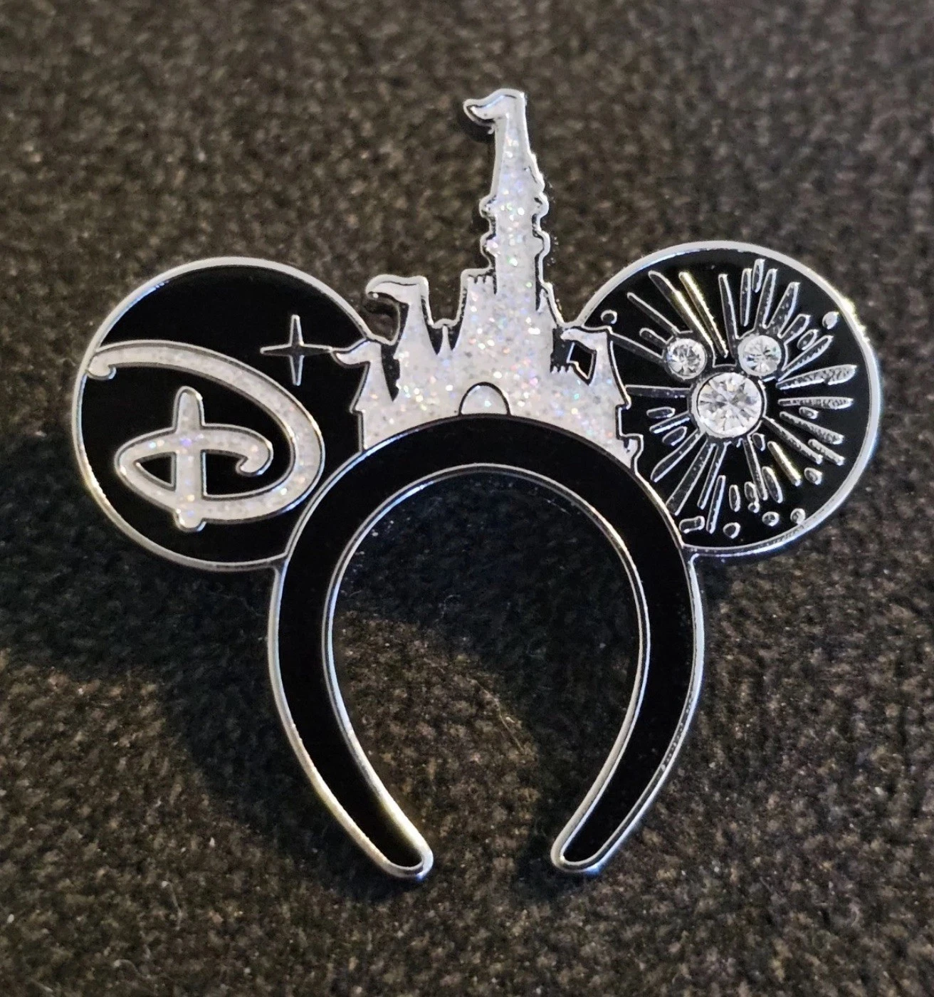 Super Chaser 2025 WDW Hidden Mickey Disney World Wave A Castle Ear Headband Pin