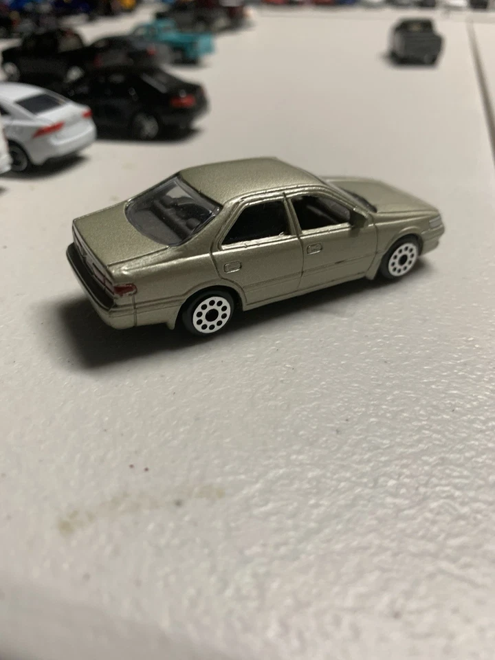 Coche diecast Motormax Toyota Camry 1997-2001 escala 1:64 Foto 2 de 3