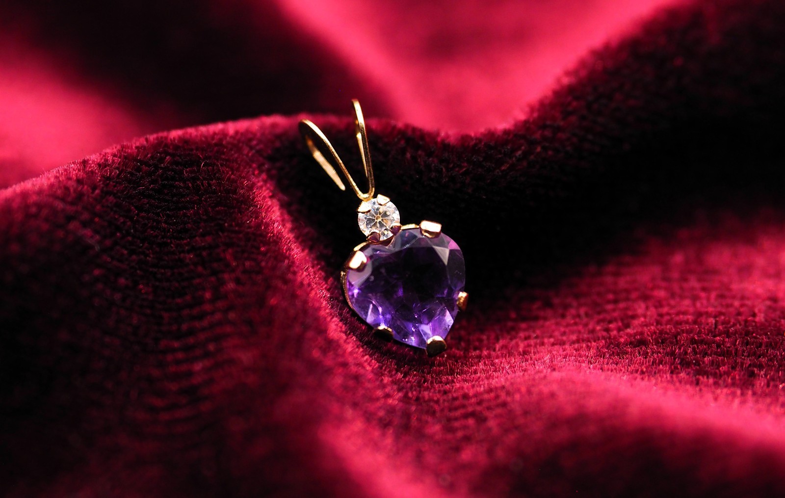 Estate - 10k Gold - Unique Amethyst & Zirconia CZ Heart Pendant - .32g