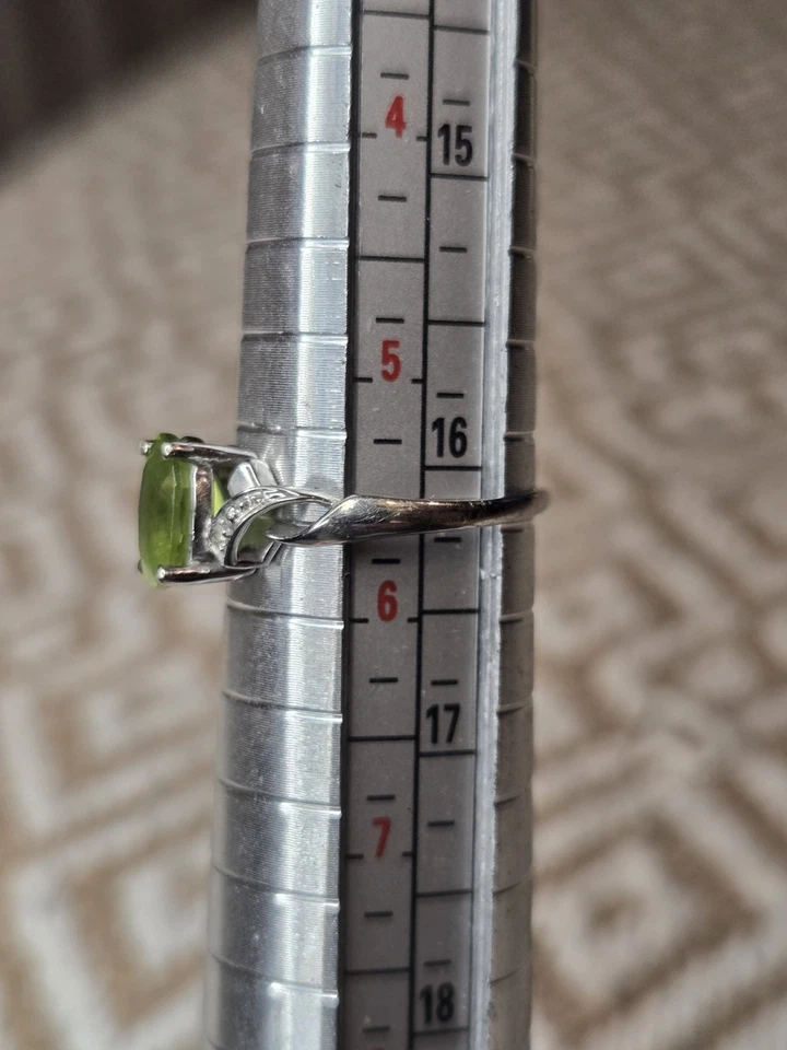 10K White Gold Natural Peridot With Diamond Accent Ring Size 6 Weight 1.7g Foto 4 de 4