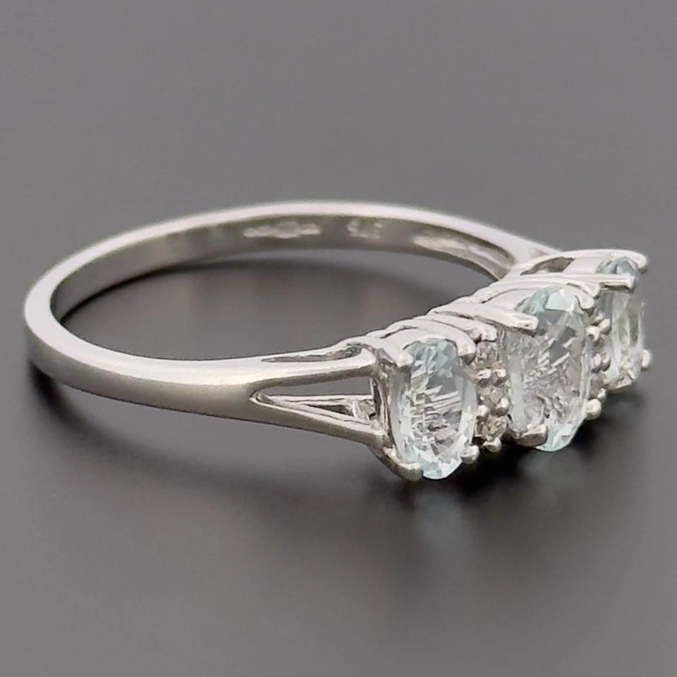 Anillo con racimo de tres piedras y aguamarina de oro blanco de 9 quilates talla N con sello Foto 2 de 4