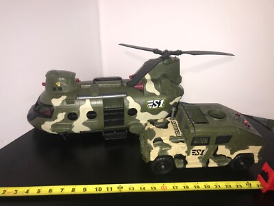 True Heroes Sentinel 1 Chap Mei 2011 18  Chinook Helicopter & Hummer Humvee Lot