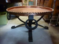 Table basse piètement fer forgé dessus plateau cuivre