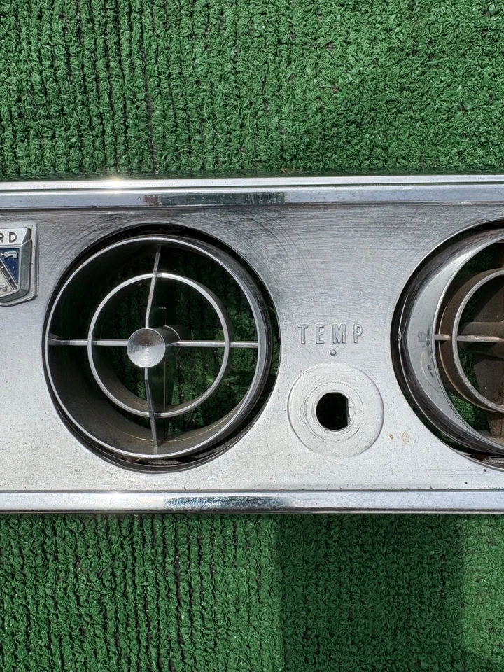1964 1965 Mustang under dash air conditioning face with vents 64 65 A/C Foto 4 de 4