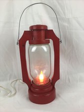 Vintage ręcznie robiona czerwona drewniana latarnia ze słoikiem murarskim i światłem 13 cali wysokości