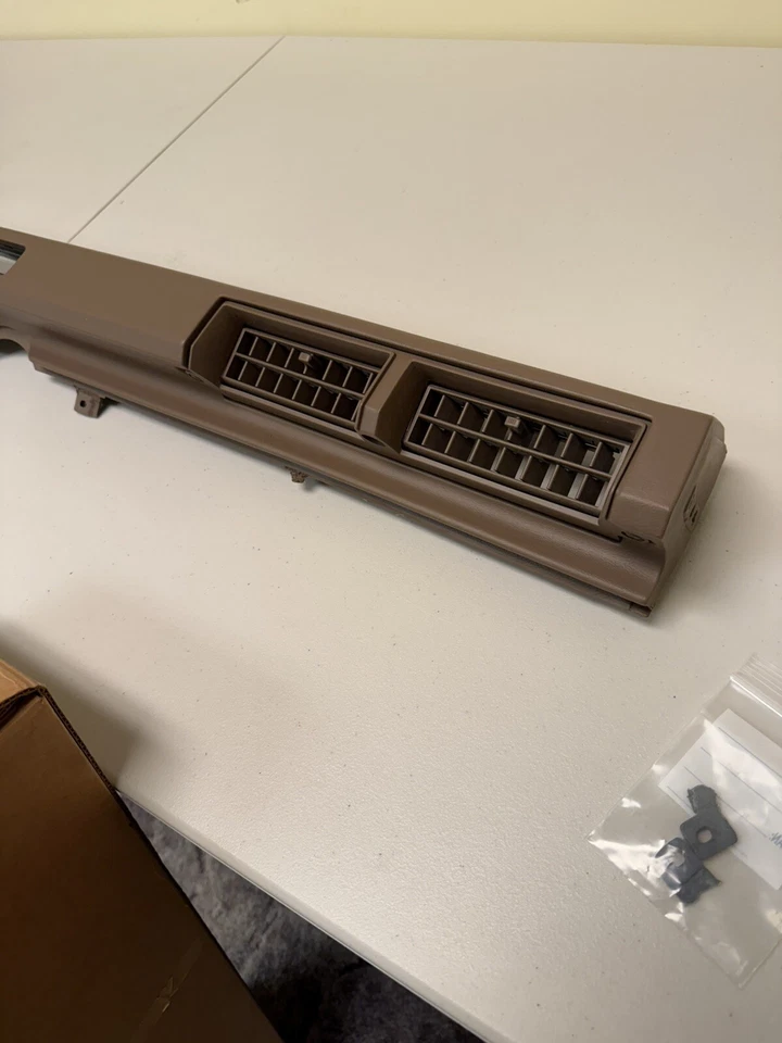 НОВЫЙ ИЗ СТАРЫХ ЗАПАСОВ GM OEM PONTIAC 6000 1984-1991 КРЫШКА ПРИБОРНОЙ ПАНЕЛИ ПРИБОРНАЯ ПАНЕЛЬ ВЕНТИЛЯЦИОННАЯ ПАНЕЛЬ A/C - Изображение 4 из 4