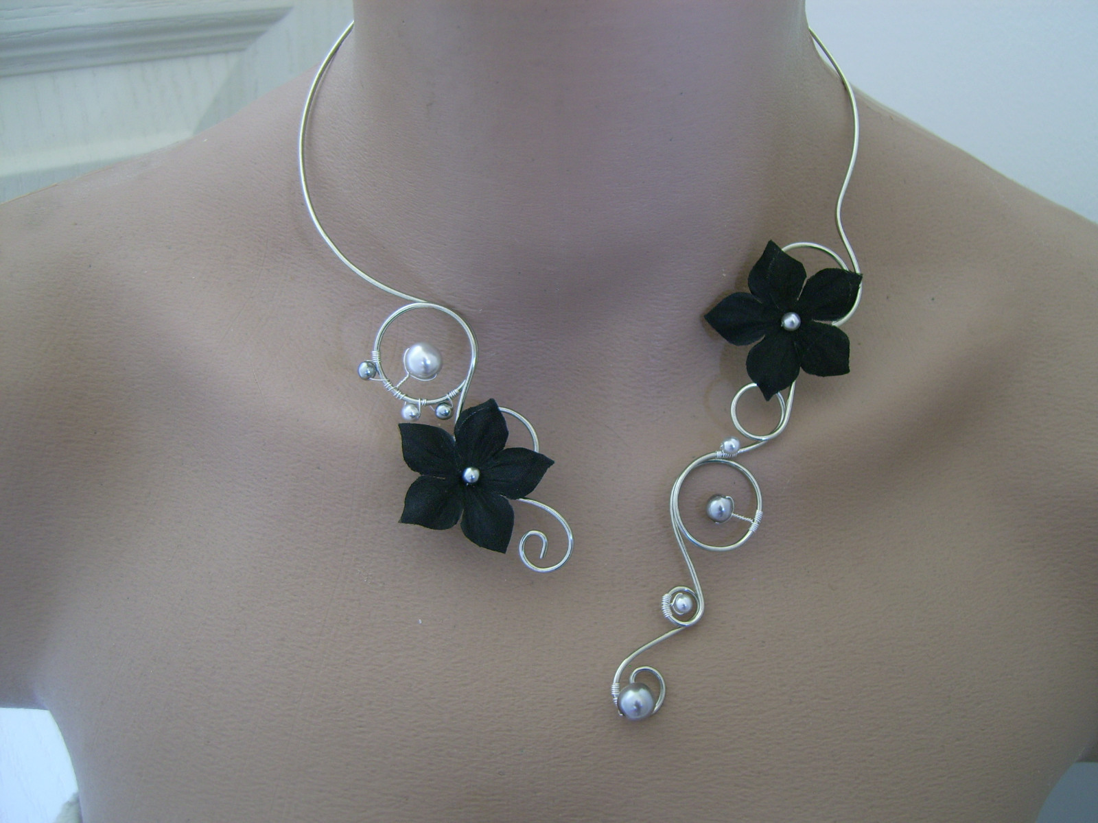 Collier pour mariage fleurs argentées et noires accessoire de soirée