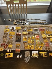 COSTUME JEWELRY LOT: EARRINGS, PINS, NECKLACES, BRACELETS SEE PICS