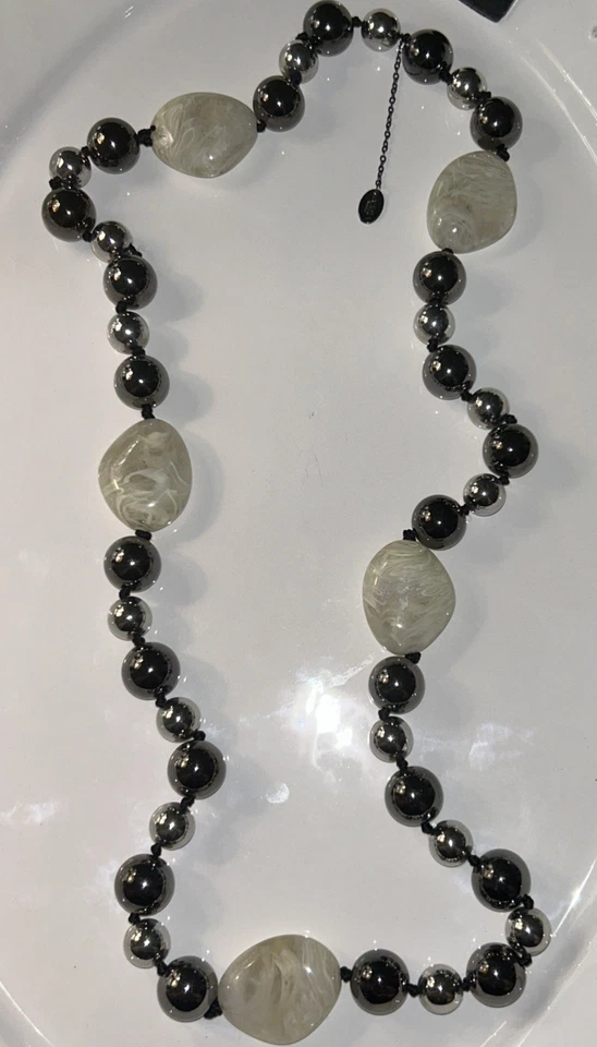 "Collar Amrita Singh 36"" anudado a mano con cuentas de vidrio de color hematita y marfil" Foto 4 de 4