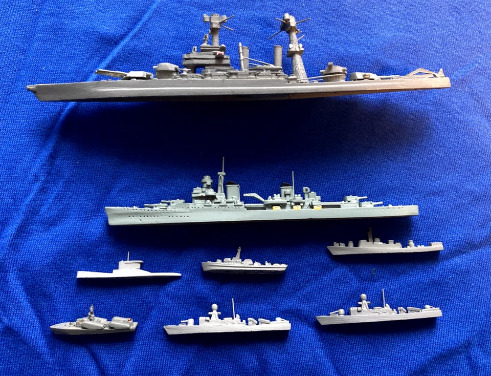 1:1250, 8x Modellschiffe, Fa. Delphin, Schnellboote, Kreuzer, Schlachtschiff