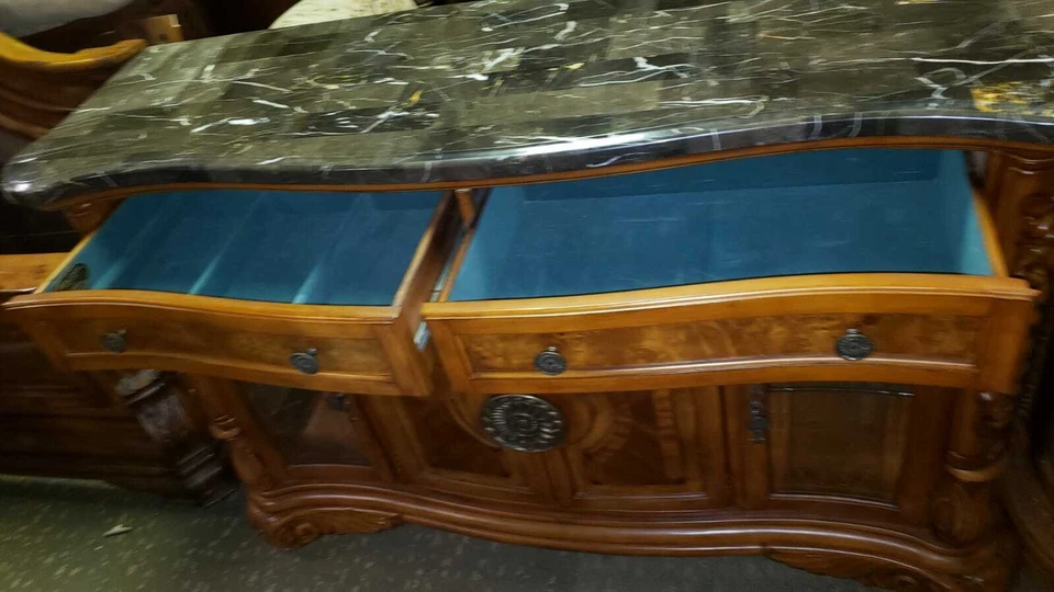 Aparador AICO por Michael Amini Excelsior com tampo de mármore - Imagem 3 de 4