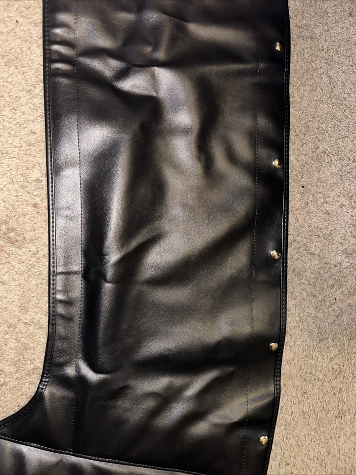 Mustang Convertible Top Bota Acolchada con Broches 1967 Negro - TMI Foto 2 de 4