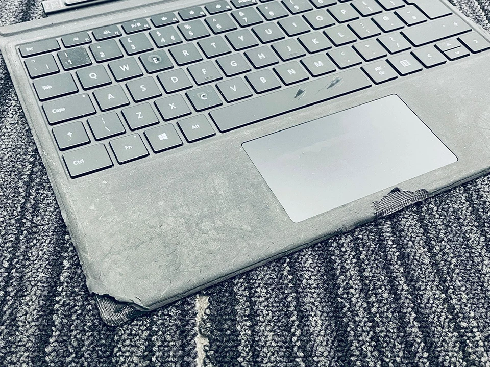 FAULTY Microsoft 1725 Surface Pro 4 Type Cover Black UK QWERTY V2 Keyboard - Image 3 of 4