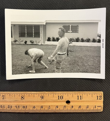 FOTO VINTAGE ENCONTRADA Hombre a punto de patear a mujer en la parte trasera - Imagen 2 de 4