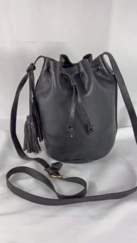 IL BISONTE ❇ フワフワ bag❇️パテッドバッグ IL BISONTE W.A DI FILIPPO Black Leather Drawstring Bucket
