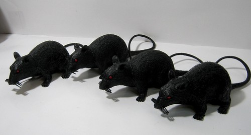 Vintage Menge 4 Halloween Gummi Quietsch Ratten Requisite Figuren - siehe Video - - Bild 2 von 3