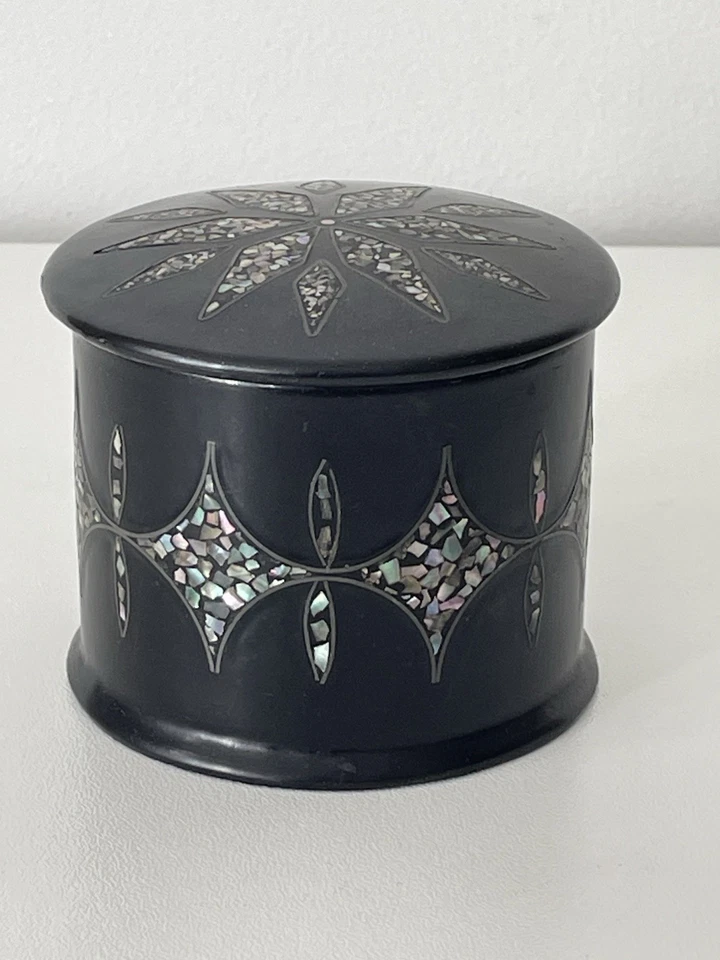 Boite Napoléon III  laquée noir incrustation de nacre. - Photo 3/4