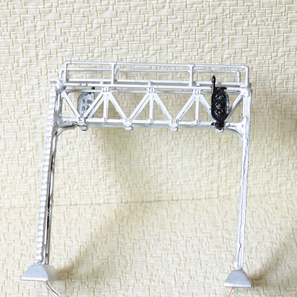 1 x HO / OO scale signal bridge LEDs 3 aspects single track right hand silver - Image 3 of 4