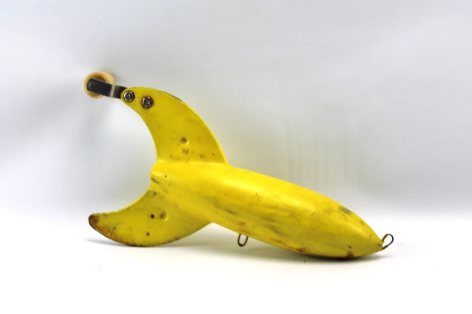 Peso amarillo antiguo de buzo de pesca recubierto de vinilo de aspecto de la era espacial (o algo así) Foto 2 de 2